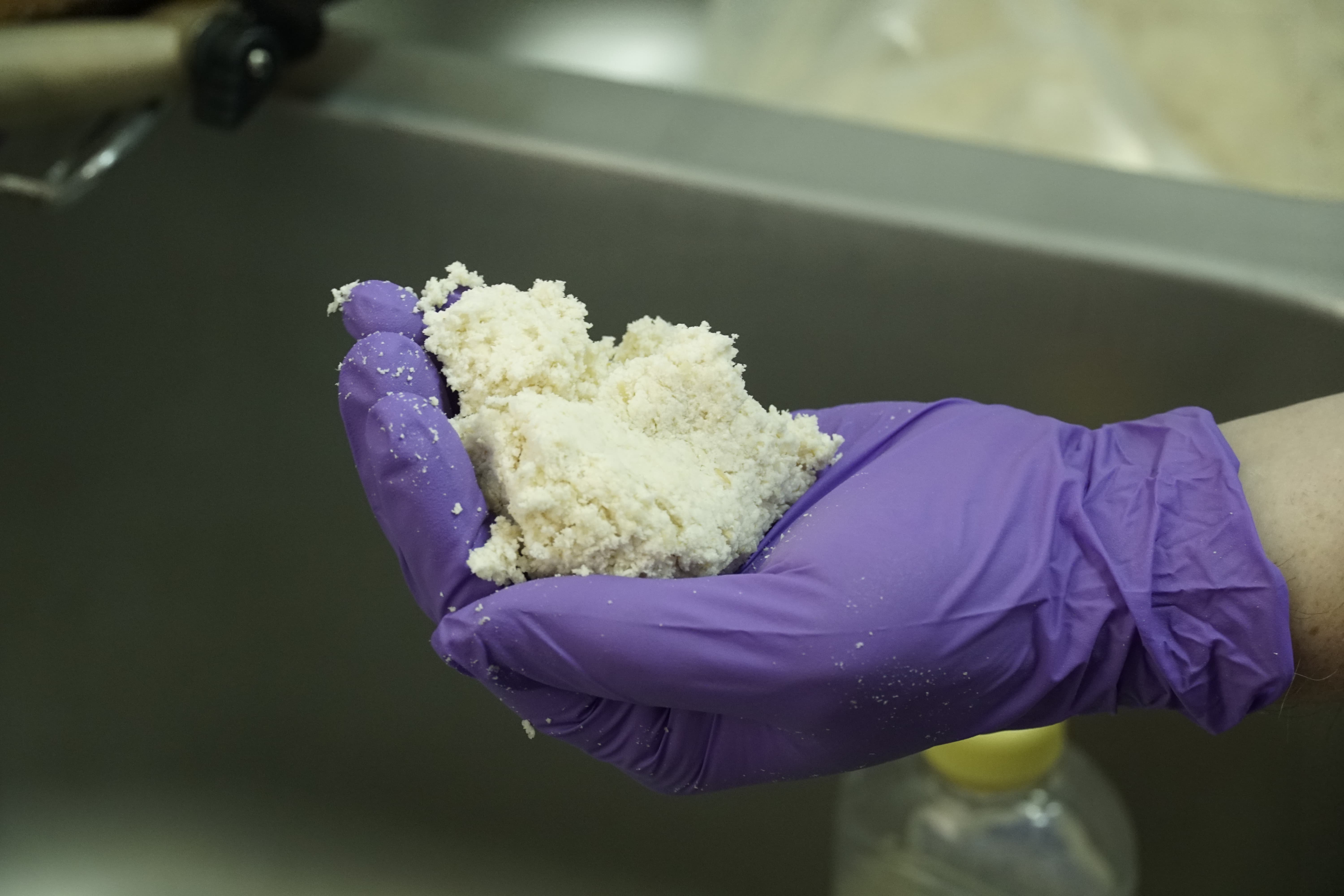 ▲豆渣是製作豆漿時所過濾出來的雜質。過往豆漿製程中，為了口感，而將製作豆渣視為廢棄物。然而多數營養成分、膳食纖維，其實皆殘留在豆渣中，丟棄甚為可惜。