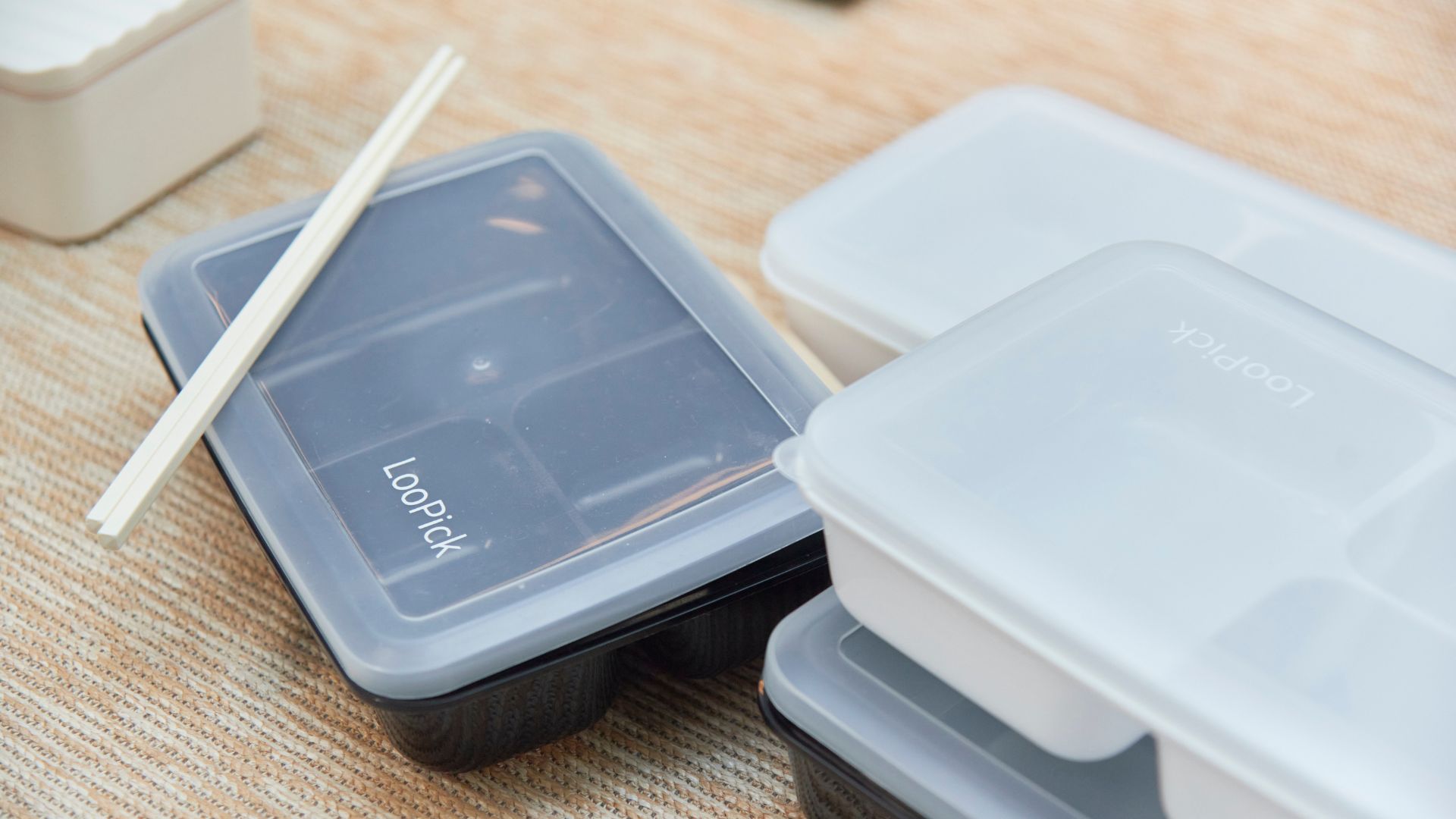 ▲Loopick循拾的環保餐盒為PP(聚丙烯)材質，符合國家與歐盟標準，耐熱性極佳。PP特性在於可回收再製，使用週期過後仍可持續循環再生。